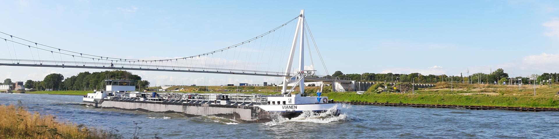 Tanker op Amsterdam Rijnkanaal