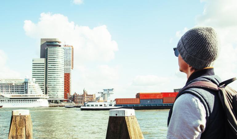 Iemand die naar toren kijkt