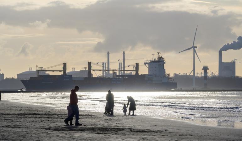 Strand met industrie erachter