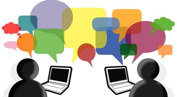 Visualisatie van 2 mensen die praten via computers