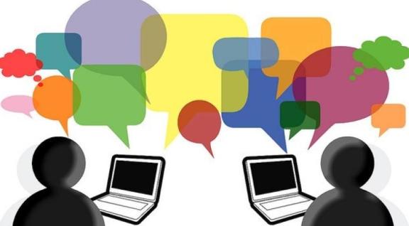 2 poppetjes praten via computer