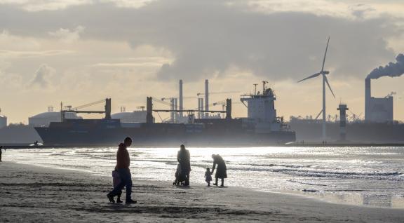 Strand met industrie erachter