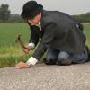 man met hamer en spijker op de weg 