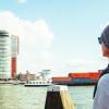 Iemand die naar toren kijkt