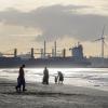 Strand met industrie erachter